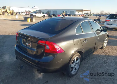 2013 Volvo S60 T5/T5 Platinum/T5 Premier/T5 Premier Plus z USA, uszkodzony, nr VIN YV1612FS6D2183078